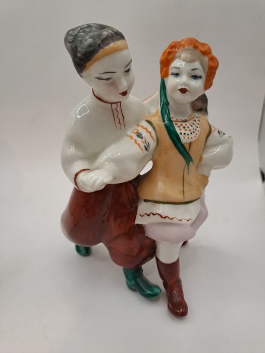 Статуетка. Статуэтка. Фарфоровая статуэтка.