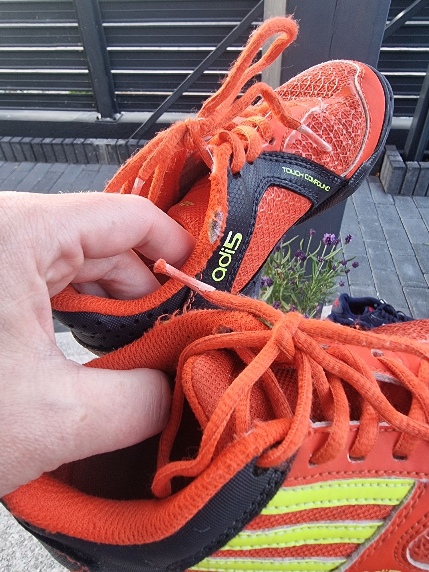 Buty adidas na boisko dla chłopczyka do biegania 28