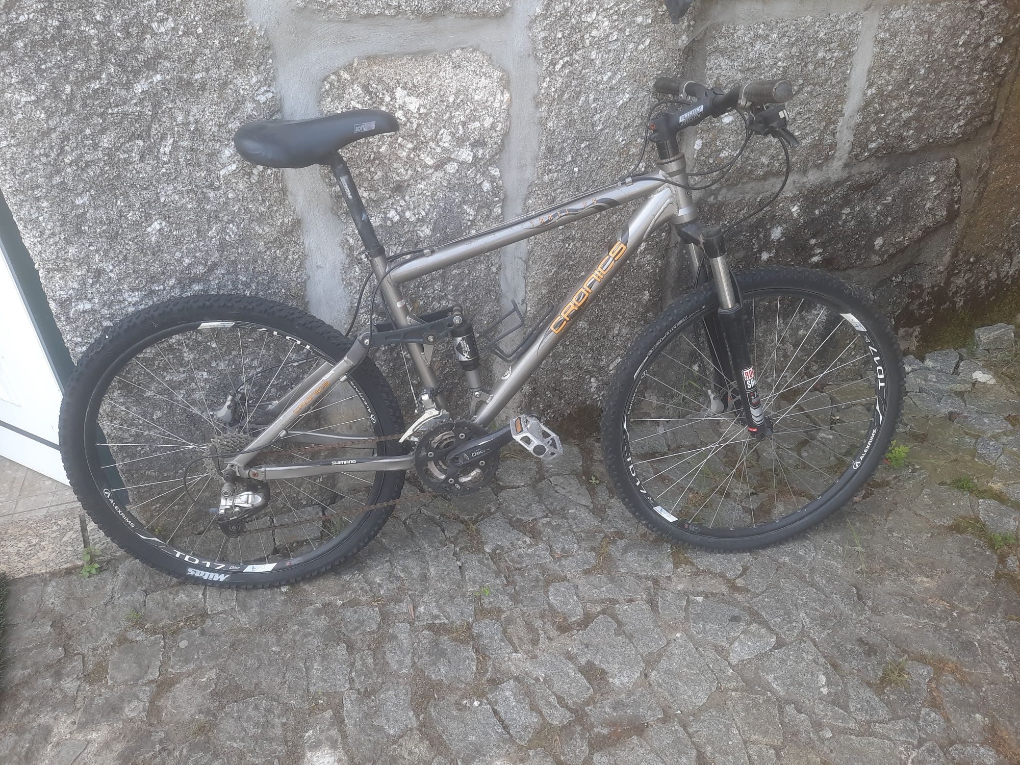 Bicicleta com suspensão total e travões de disco