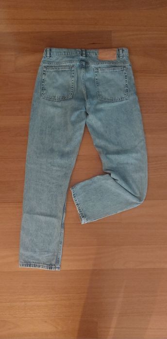 Calças jeans azuis claras