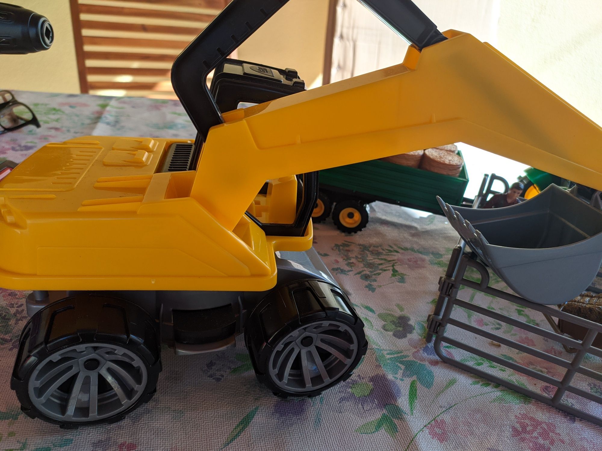Brinquedo retroescavadora + tractor+ acessórios