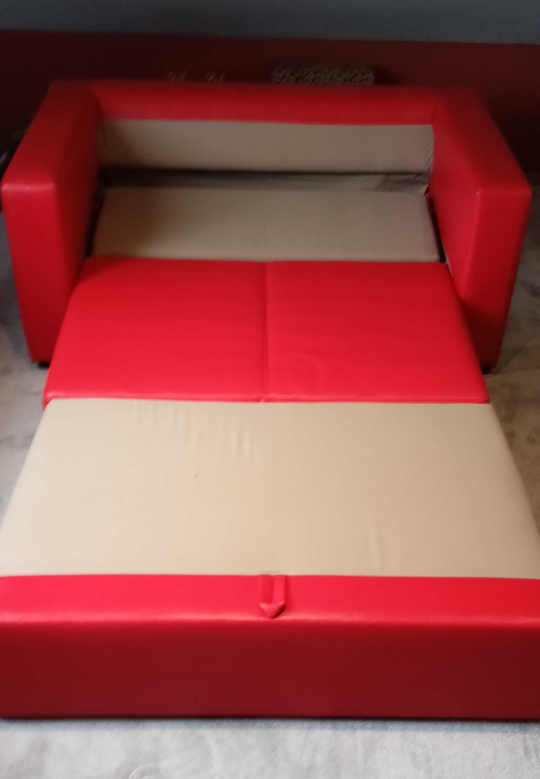 Sofa z funkcją spania i pojemnikiem, fotel i puf, czerwona ekoskóra