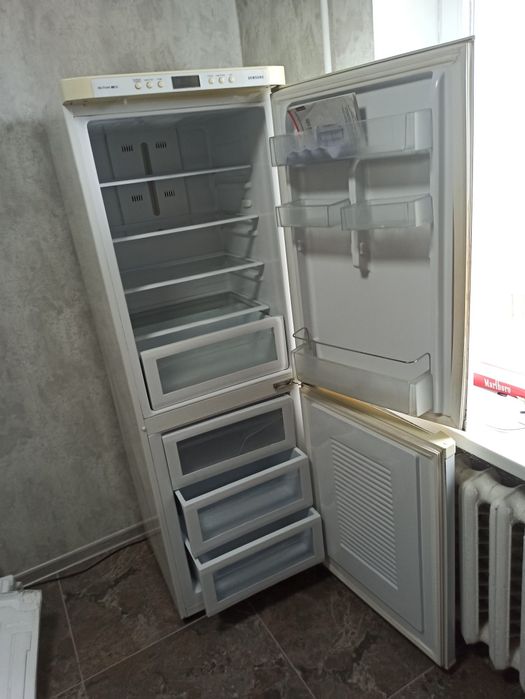 Холодильник двухкамерный Samsung - No Frost.