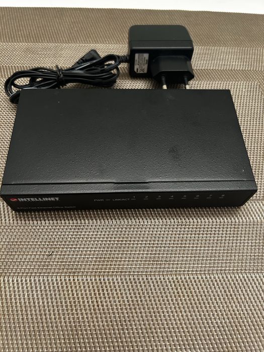 Комутатор Intellinet 8-Port Fast Ethernet Office Switch