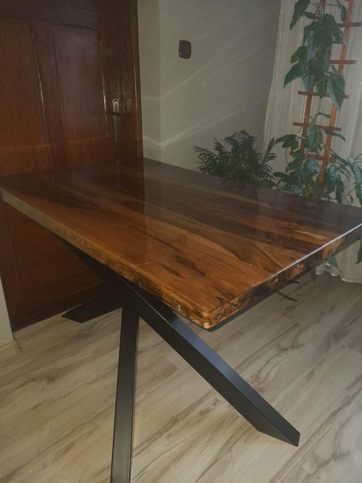 Stół drewniany zalany żywicą