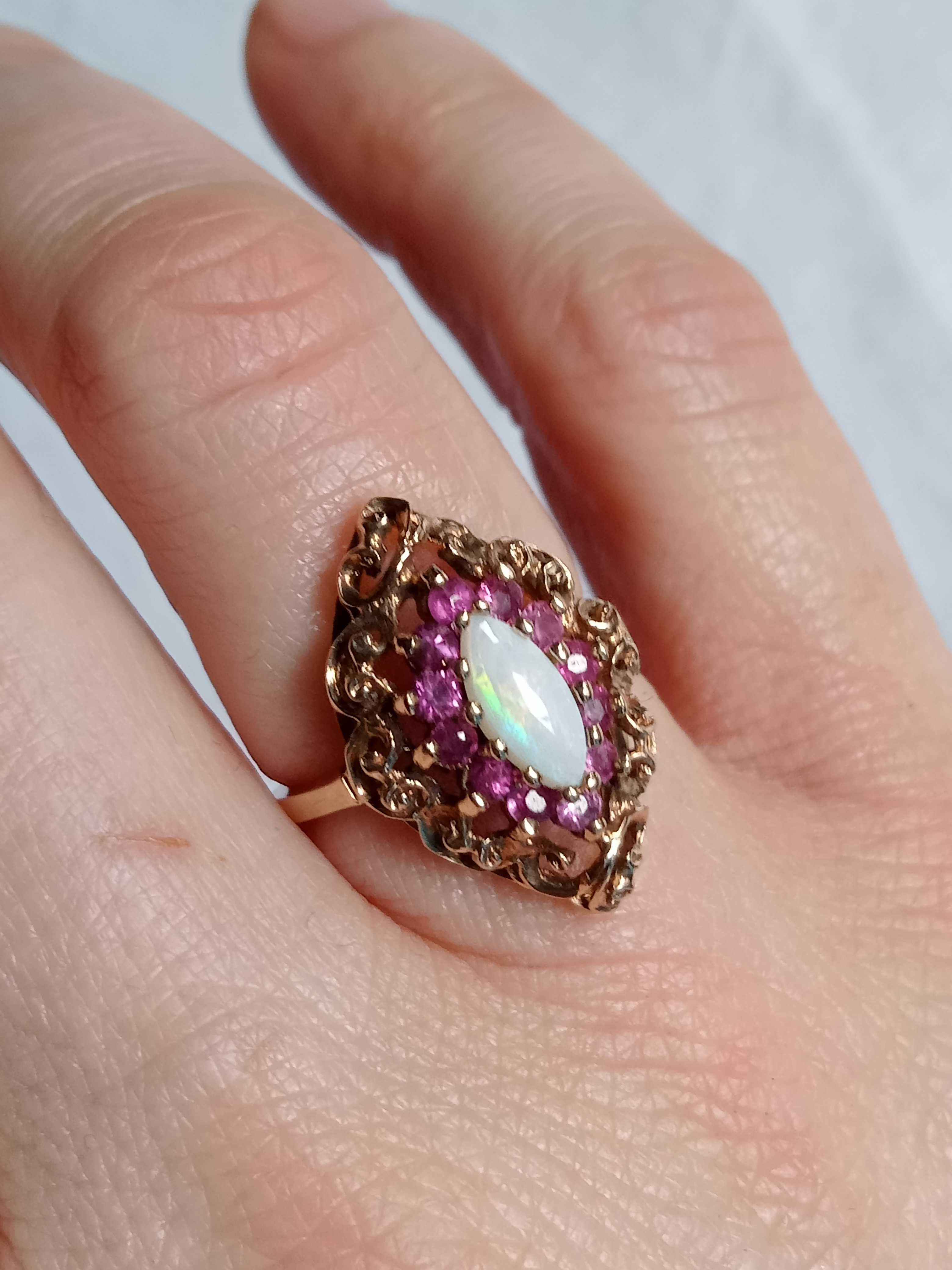 Piękny i zdobny stary pierścionek z opalem i rubinami 375/9K szafir