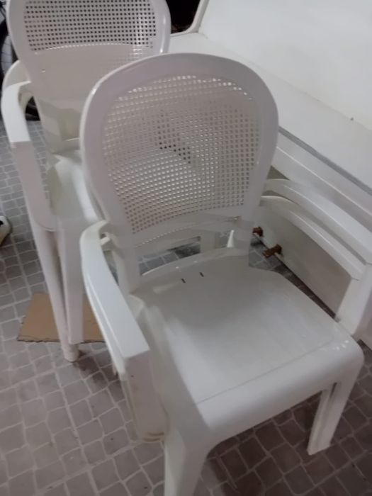 Mesa de jardim com 4 cadeiras.