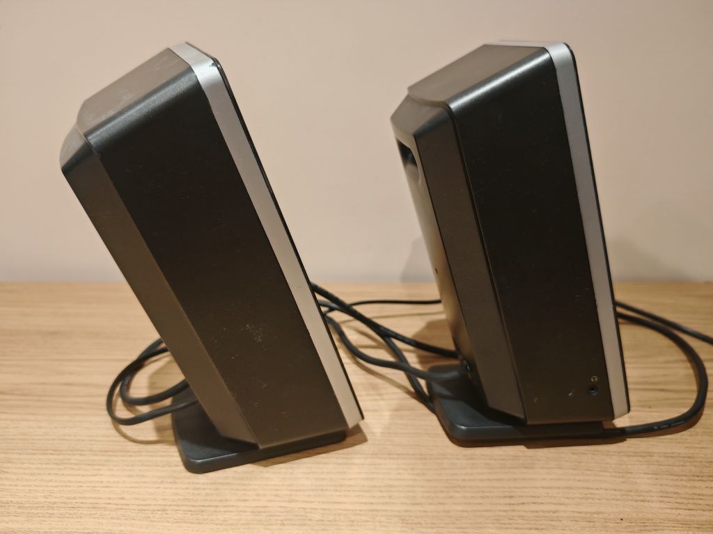 Głośniki Logitech Z-10 2.0 z wyświetlaczem legenda :)