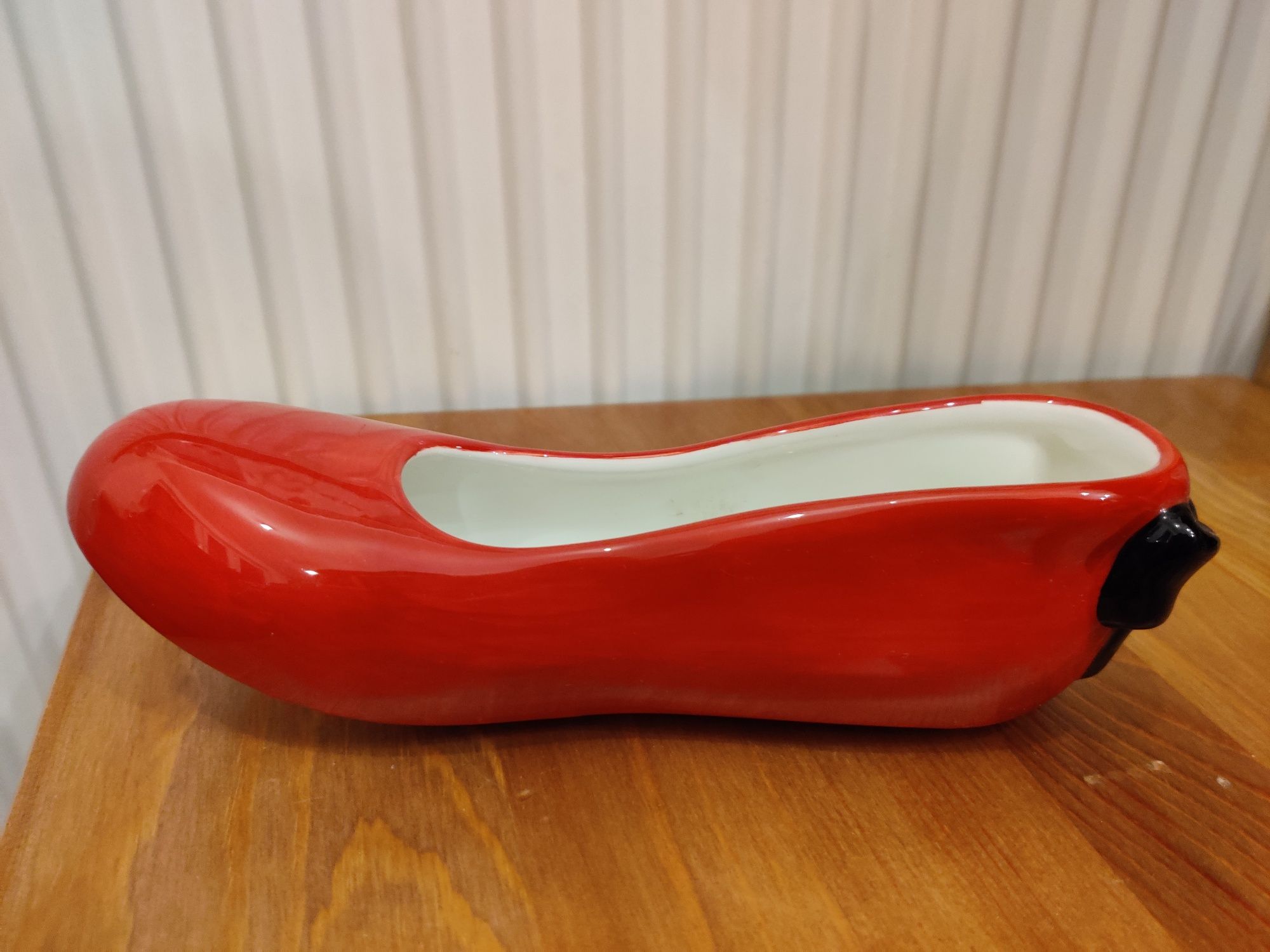 Ceramiczny czerwony but balerina z kokardą