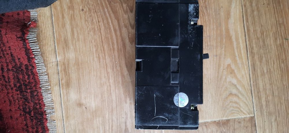 Автоматический выключатель трех полосный на 150А