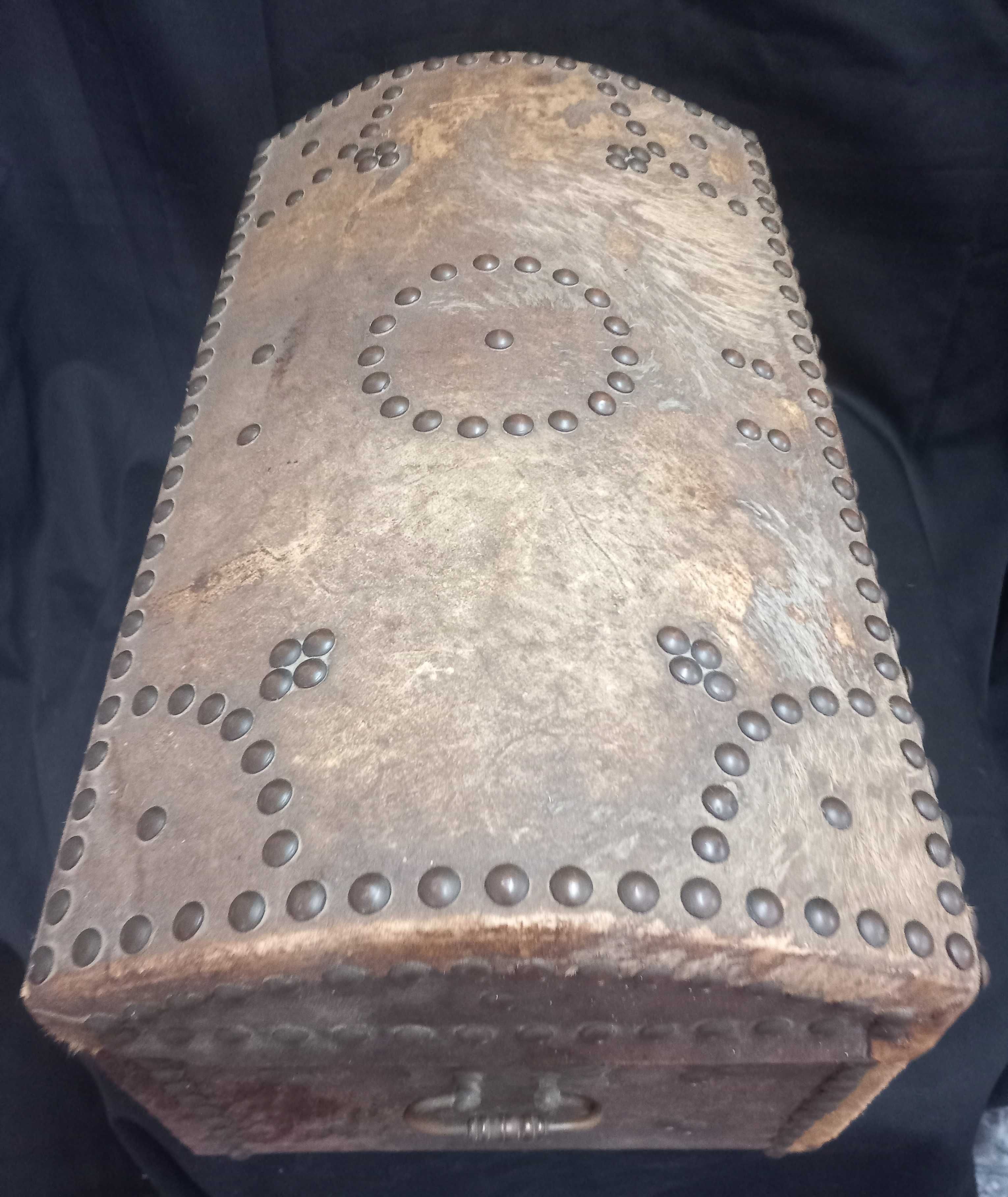 Pequeno Baú vintage em couro e pregaria