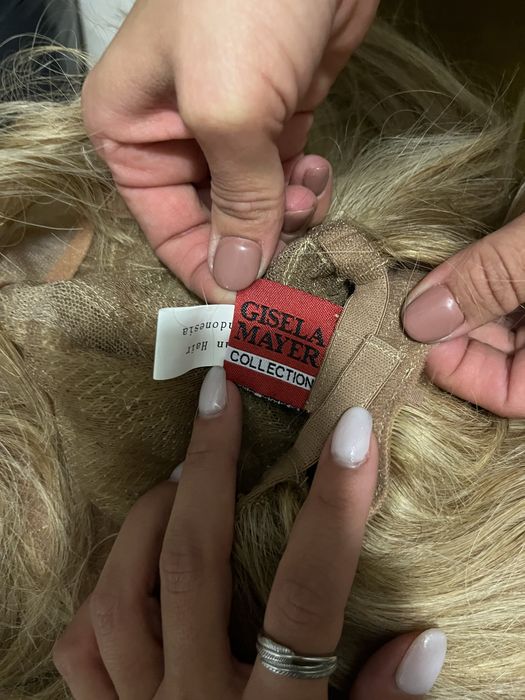 Peruca com madeixas loiras de cabelo natural