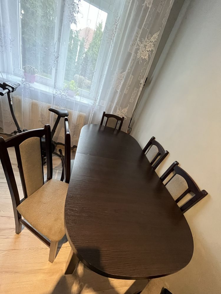 Stół z szescioma krzesłami