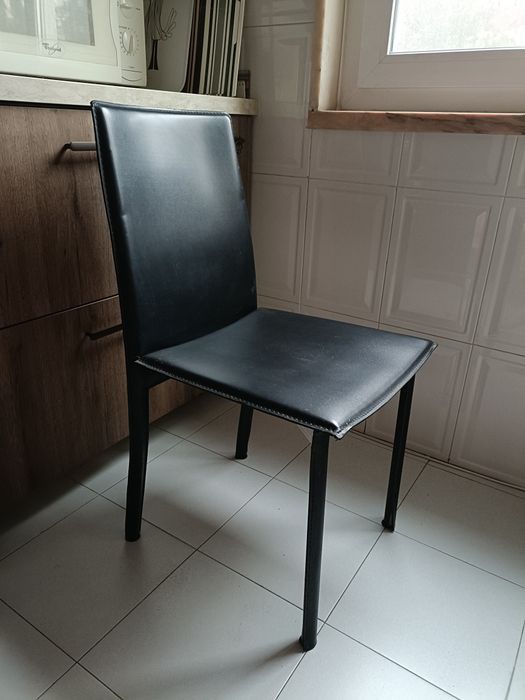 Cadeiras pretas de couro
