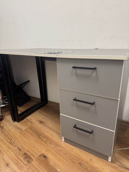 Продам маникюрный стол, кушетка, стеклянная витрина