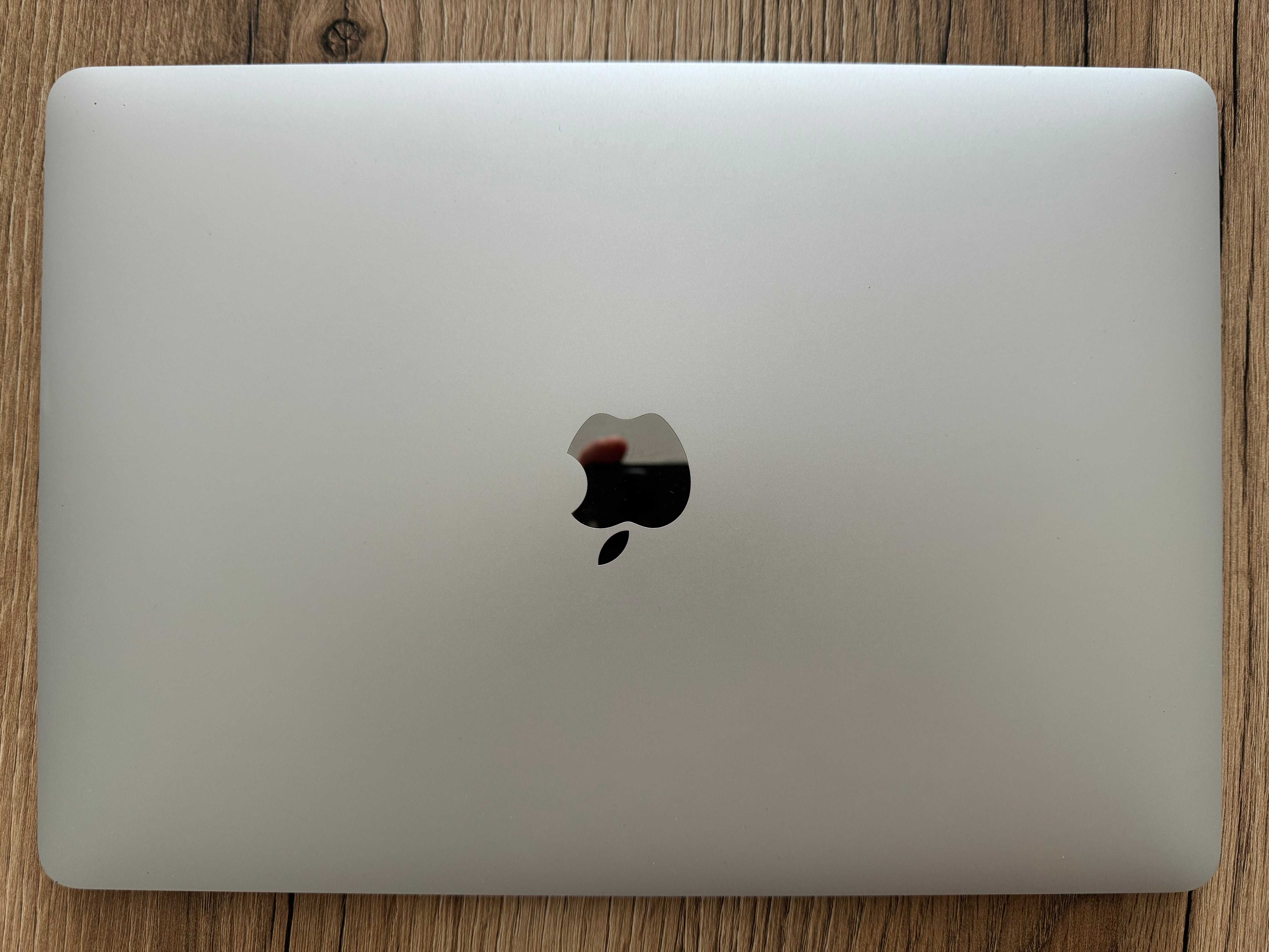 MacBook Air 13″ M1 8/256 GB + Чохол в подарунок