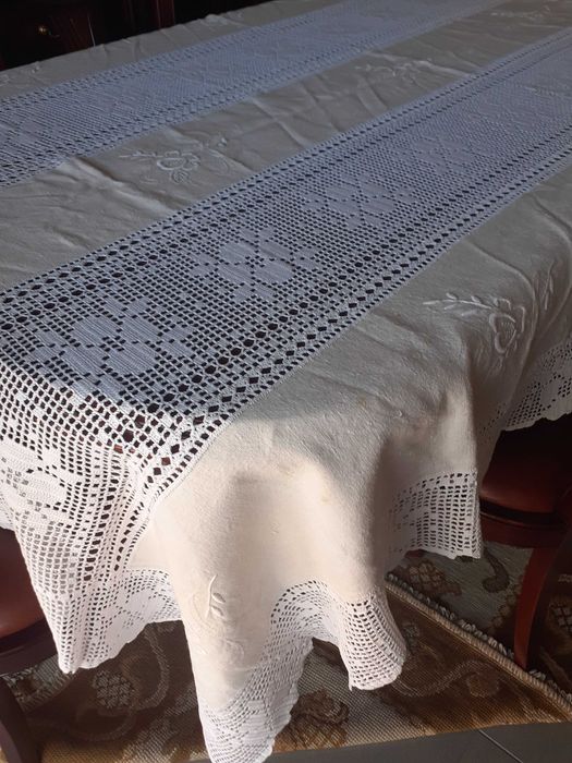 Toalha de mesa em linho e crochet