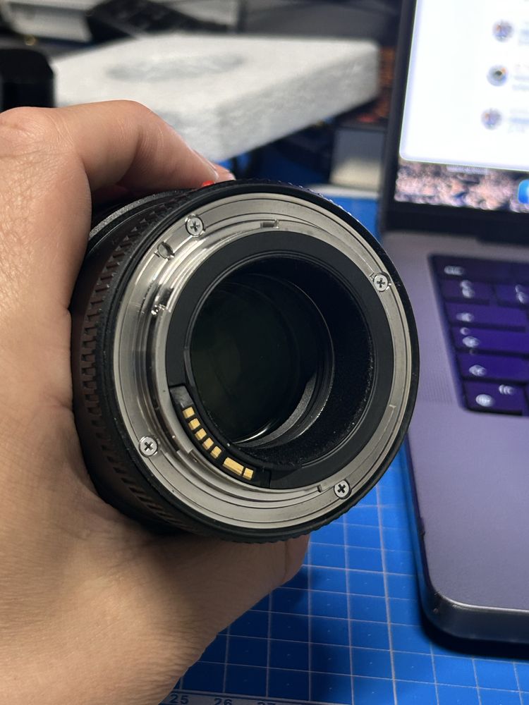 Canon ef 100mm f2.8 L macro is