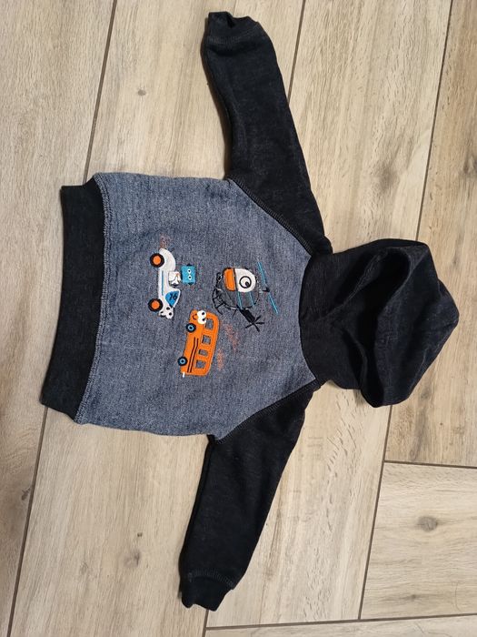 Niemowlęca bluza z kapturem marki Smyk w rozmiarze 74