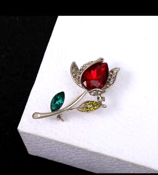 Broszka - czerwona róża