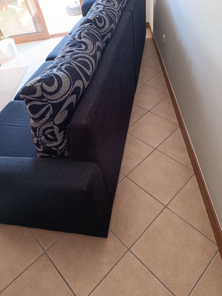 Sofa preto com 4 lugares