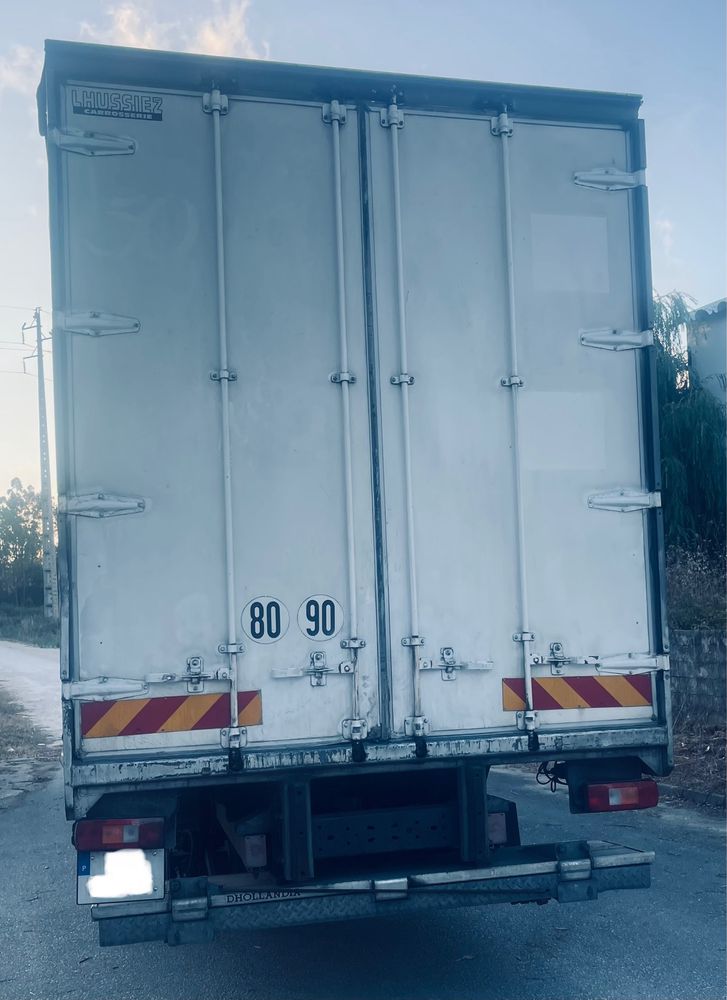 Volvo FM 330 com plataforma