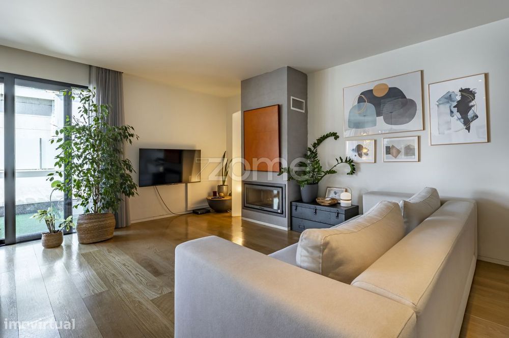 Moradia T4 com piscina, 2 terraços e ascensor junto à CUF, Porto