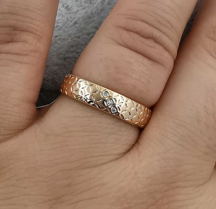 Pierścionek pozłacany średnica 20 mm obrączka z cyrkoniami