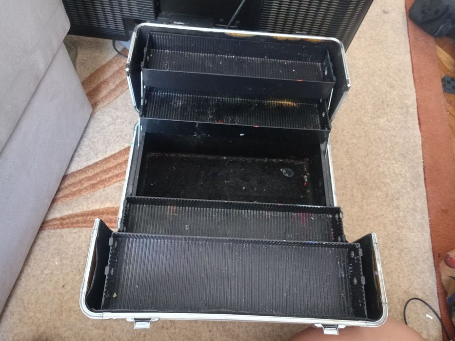 Sprzedam kuferek kosmetyczny