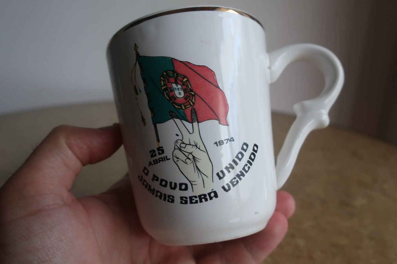 Caneca 25 de abril de 1974 portuga (original, rara, adquirida em 1975)