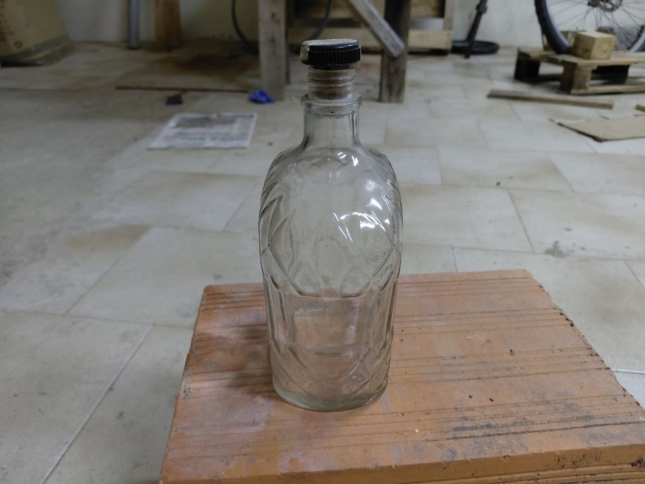 Garrafa antiga de vidro em bom estado