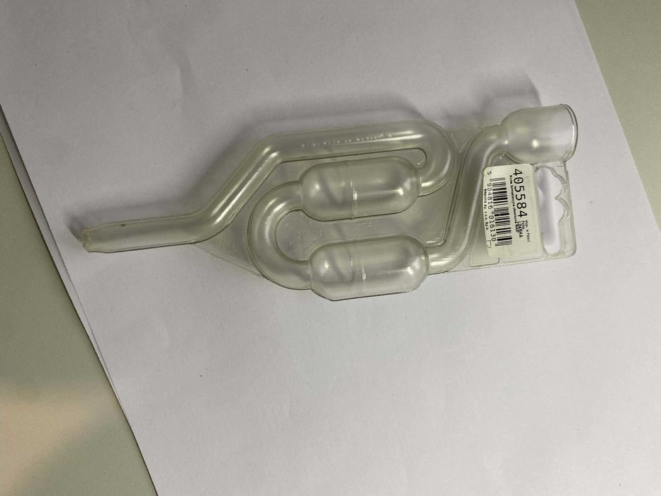 Plastikowa rurka fermentacyjna do wina.