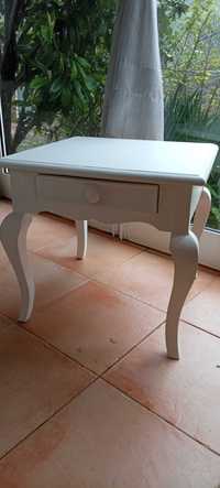 Mesa de apoio pintada de branco