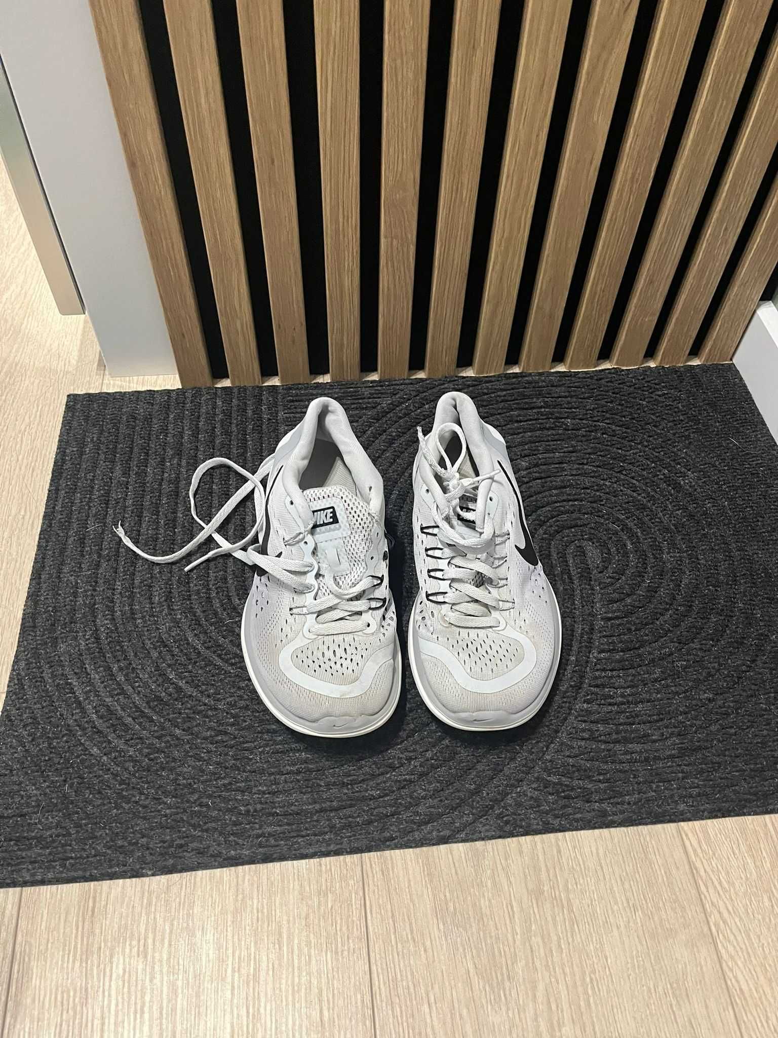 Szare buty do biegania Nike 37 - uszkodzony prawy but, lewy sprawny