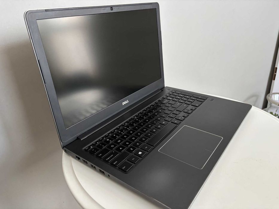 Dell Vostro 5568 15,6 " Intel Core i5 16 GB / 240 GB / Windows 11