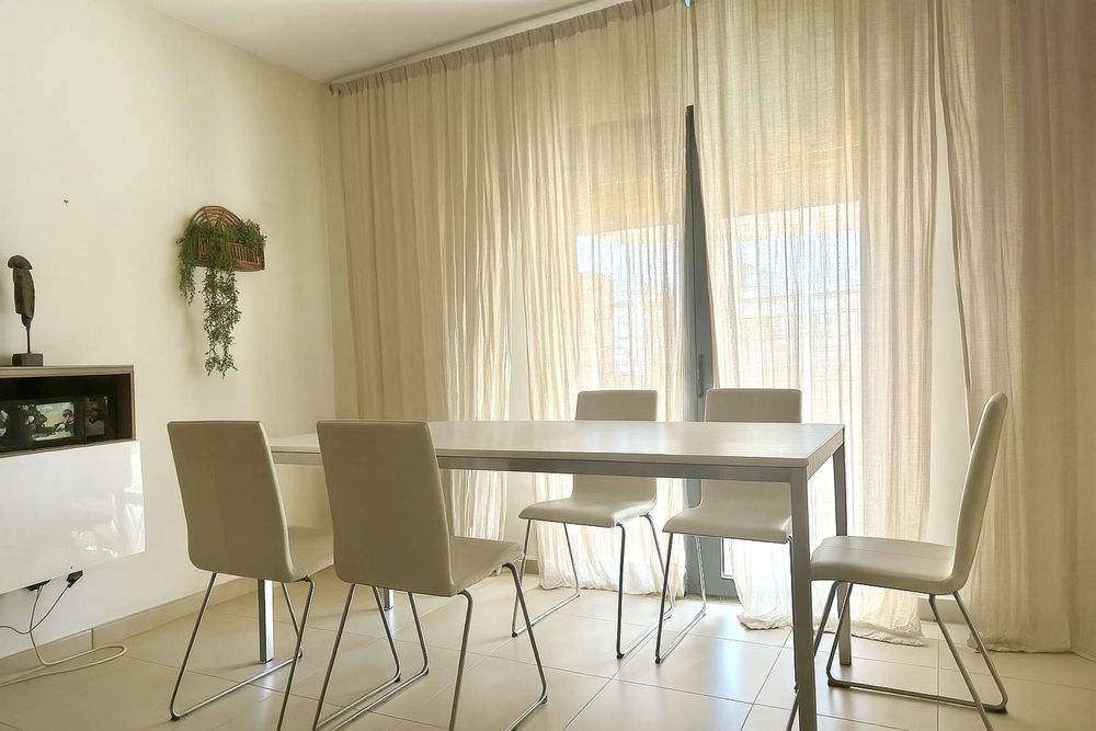 Mesa de jantar (1,5 m) + 6 cadeiras