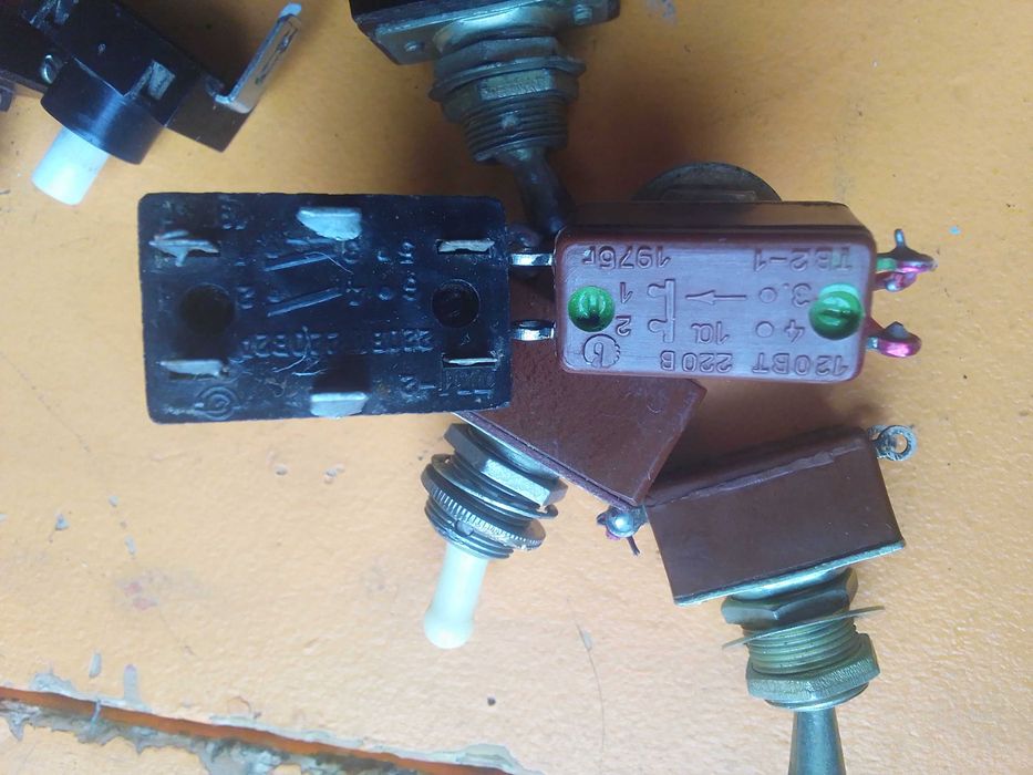 Кнопки та тумблери