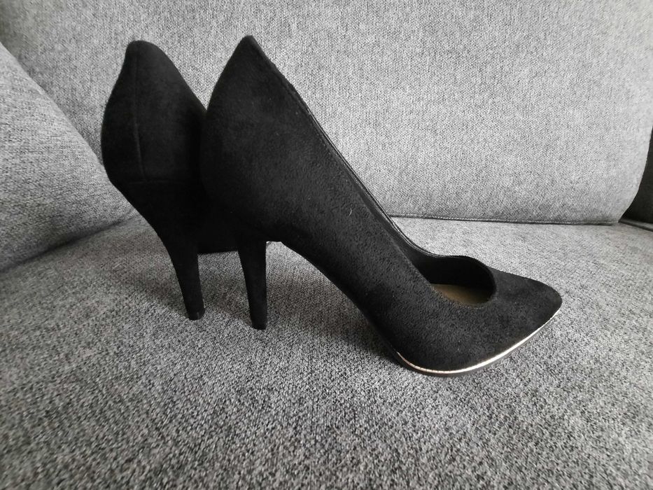 czarne szpilki nie noszone