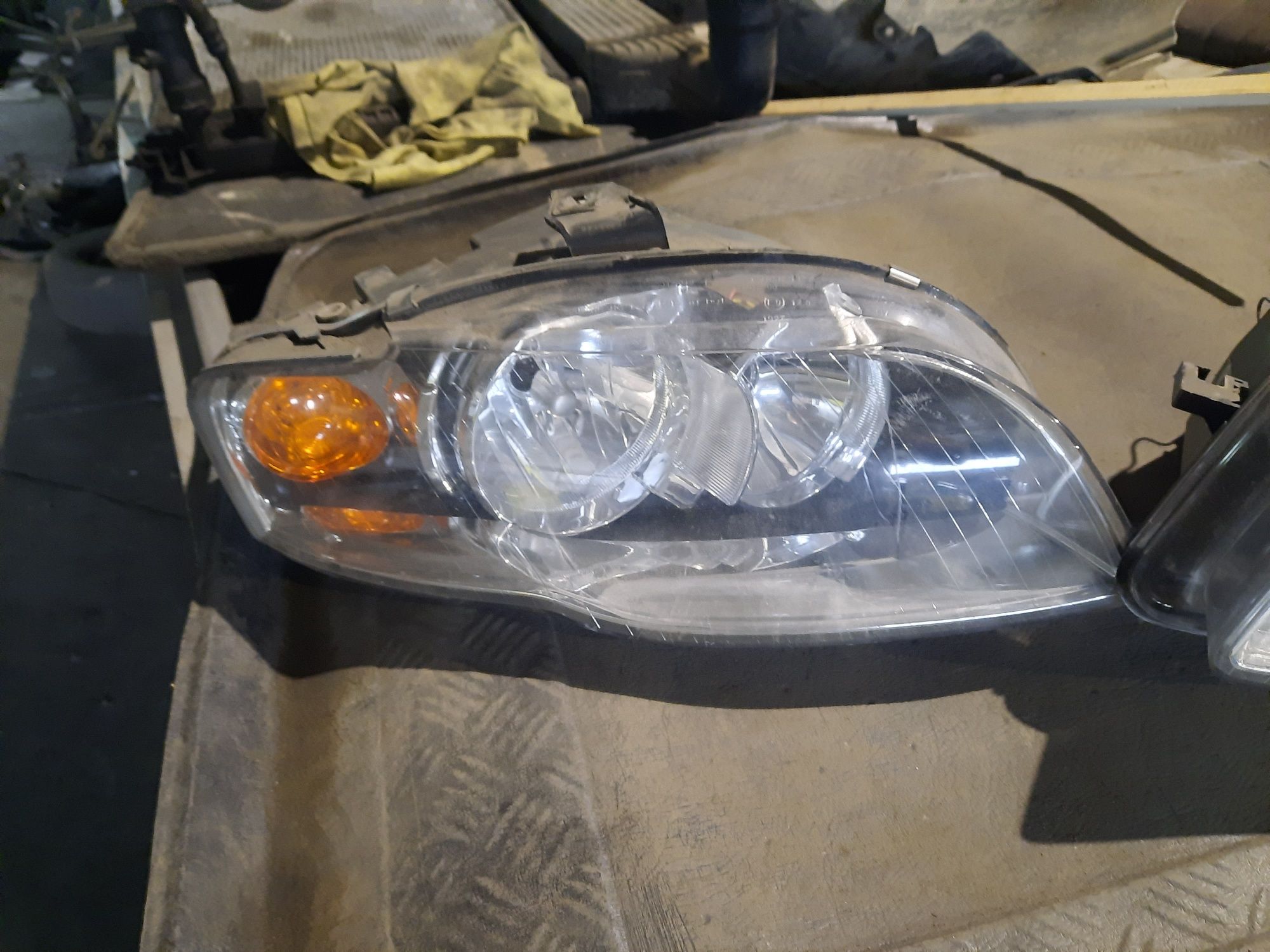 Audi ą4b7 lampy przod