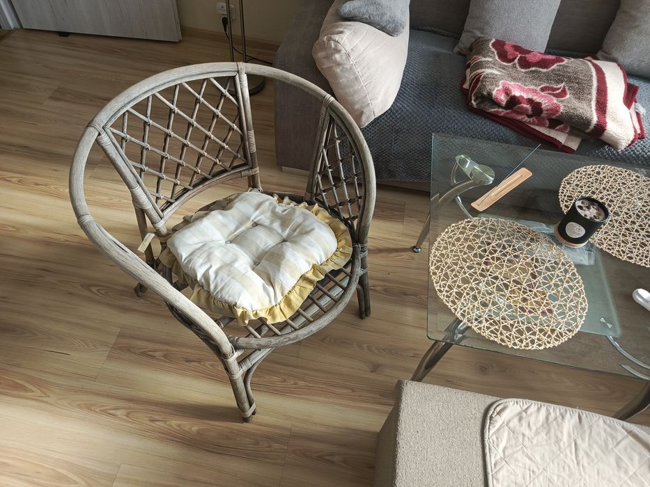 Rustykalne duże krzesło rattanowe z poduszką