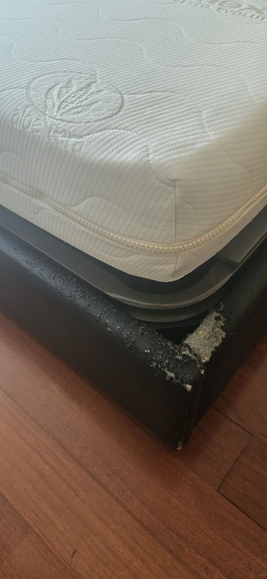 Cama de casal com colchão e estrado