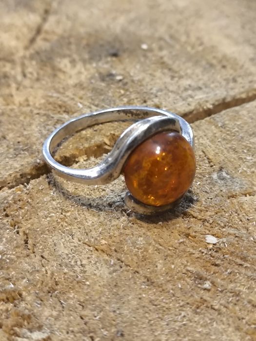 Srebrny pierscionek z bursztynem ,G5