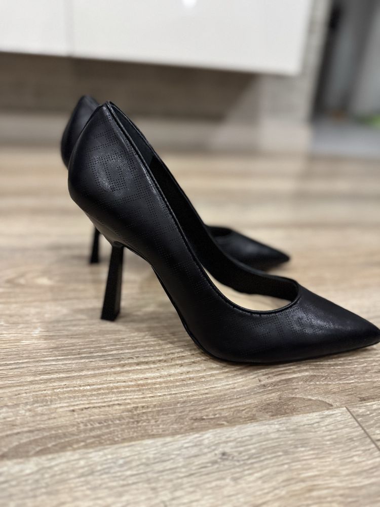 Туфлі Guess 40 р