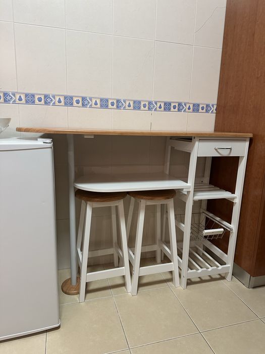 Mesa de apoio com 2 bancos