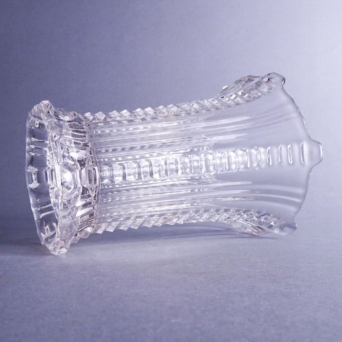 zabytkowy wazon z prasowanego szkła