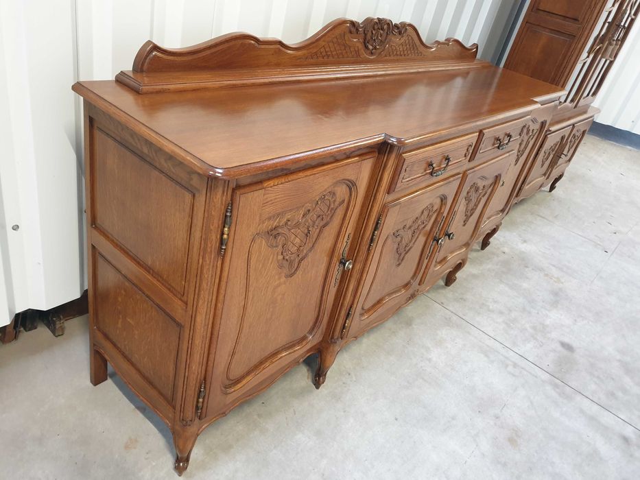 Piękna jadalnia ludwikowska komoda, witryna i stół i sześć krzeseł.