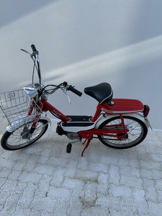 Honda Amigo PF50 Vermelha e outra Azul