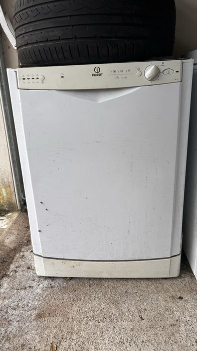 Máquina de Lavar Roupa Indesit – Avariada