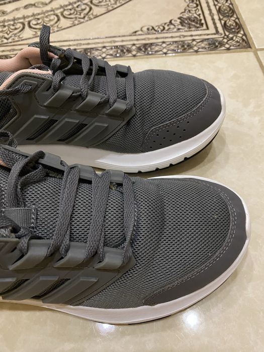 Нові жіночі кросівки Adidas для бігу