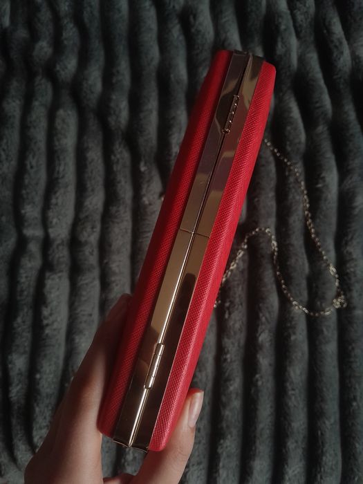 Стильна червона сумочка-клатч на ланцюжку 

Елегантний клатч насиче